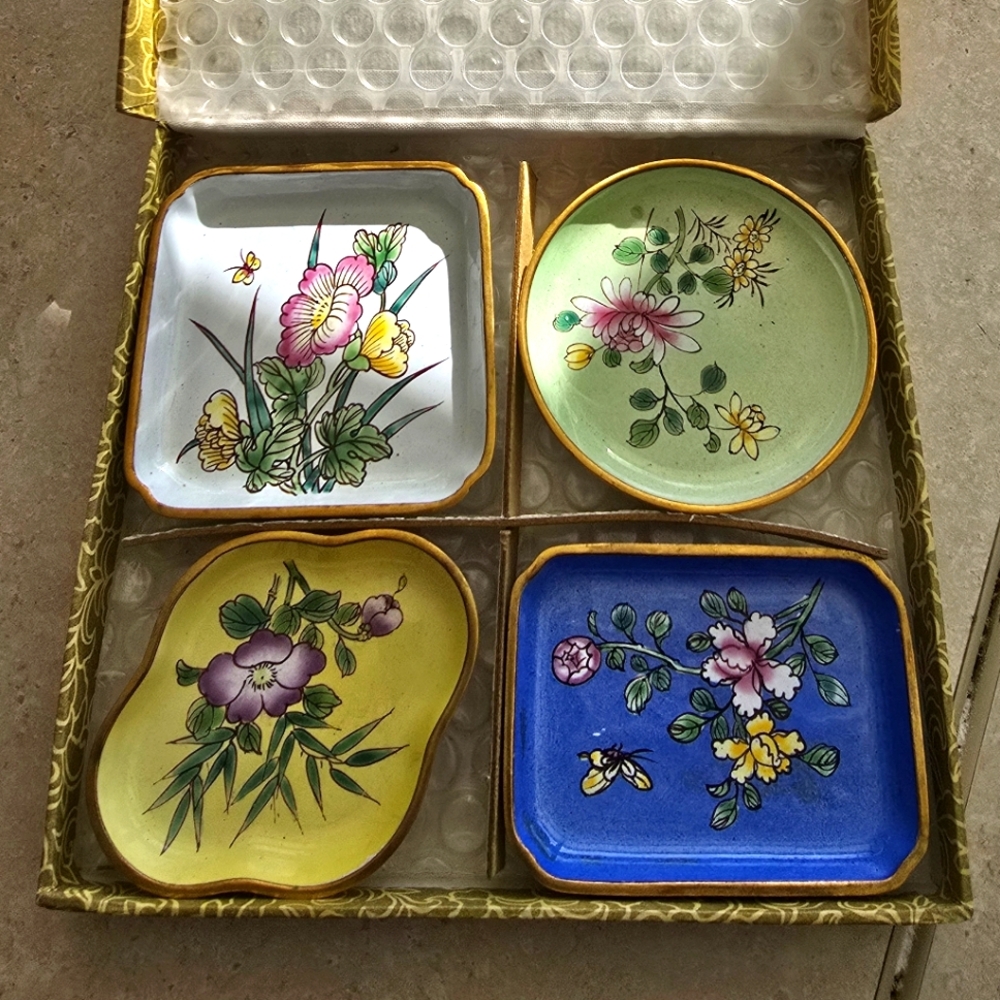 Vintage Lillian Vernon Set of Four Floral Decorative Plates